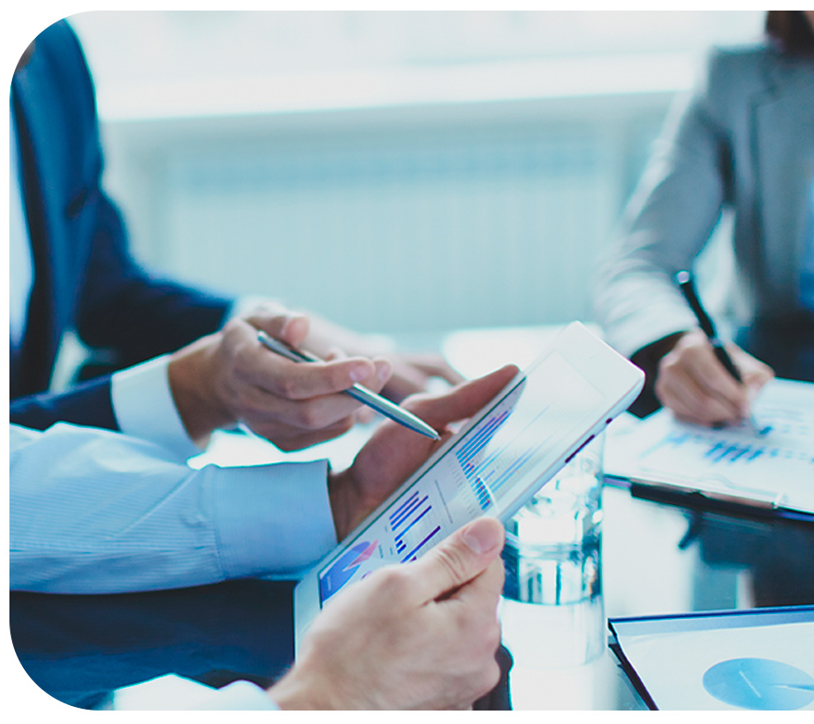 Sobre exxis group: EL equipo de trabajo de reunido analizando datos